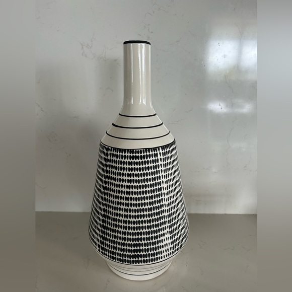 Ceramic monochromatic vase - Picture 2 of 3